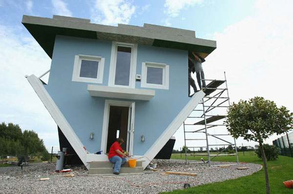 upside3 Strange, Stylish and Amazing Houses and Other Architectural Oddities
