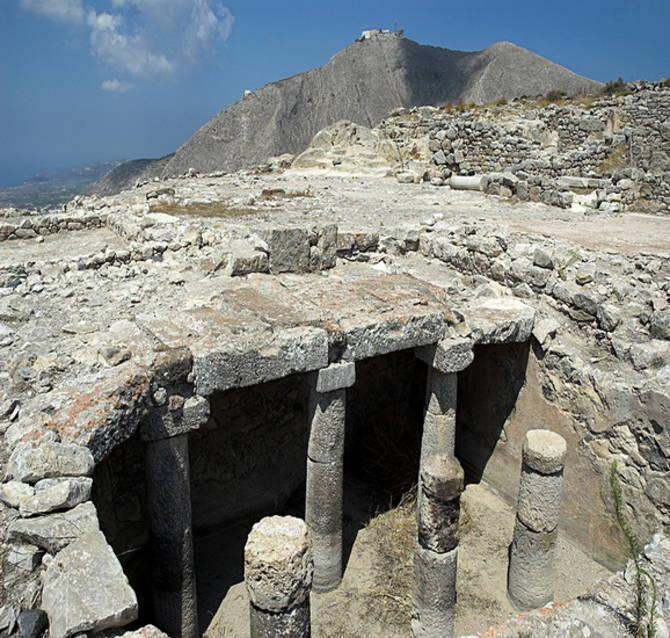 ancient_ruins_of_thira
