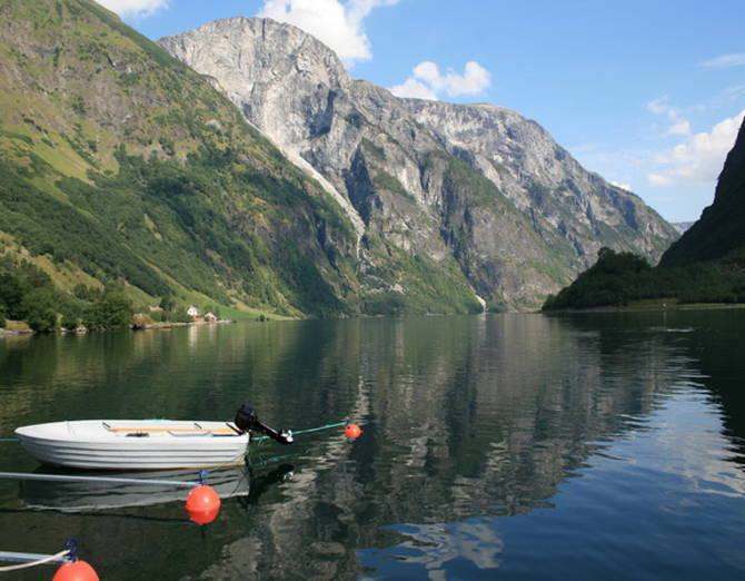 naeroyfjord_-_narrowest_fjord